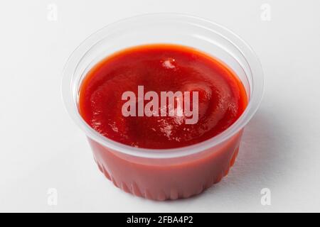 Nahaufnahme einer Tasse Ketchup-Sause auf weißem Hintergrund Stockfoto