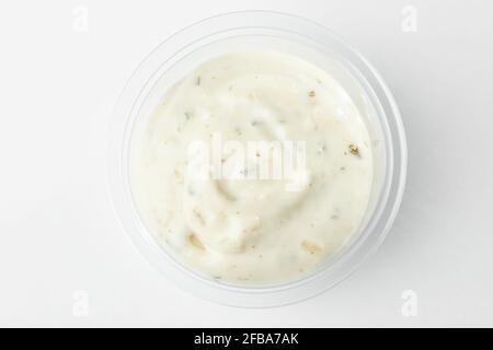 Kleine Tasse Tartarsauce, Draufsicht auf weißem Hintergrund Stockfoto