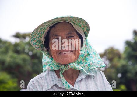 Nahaufnahme einer älteren japanischen Ryukyuan-Frau, die beim Spielen von Gateball, einer japanischen Version von Krocket, die Kamera anlächelt, Kurima Island, Okinawa, Japan Stockfoto