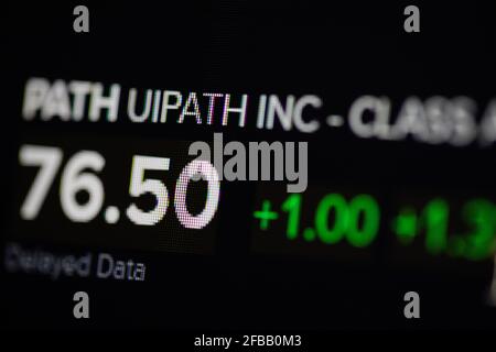 Bukarest, Rumänien - 23. April 2021: Geringe Schärfentiefe (selektiver Fokus) und Makrobild mit UiPath-Zitaten auf der NYSE auf einem digitalen Bildschirm. Stockfoto