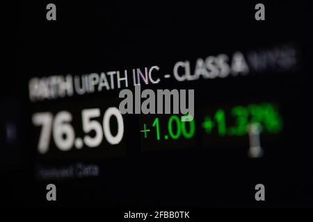 Bukarest, Rumänien - 23. April 2021: Geringe Schärfentiefe (selektiver Fokus) und Makrobild mit UiPath-Zitaten auf der NYSE auf einem digitalen Bildschirm. Stockfoto