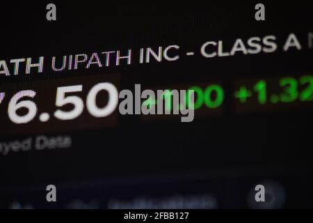 Bukarest, Rumänien - 23. April 2021: Geringe Schärfentiefe (selektiver Fokus) und Makrobild mit UiPath-Zitaten auf der NYSE auf einem digitalen Bildschirm. Stockfoto