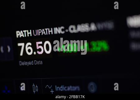 Bukarest, Rumänien - 23. April 2021: Geringe Schärfentiefe (selektiver Fokus) und Makrobild mit UiPath-Zitaten auf der NYSE auf einem digitalen Bildschirm. Stockfoto