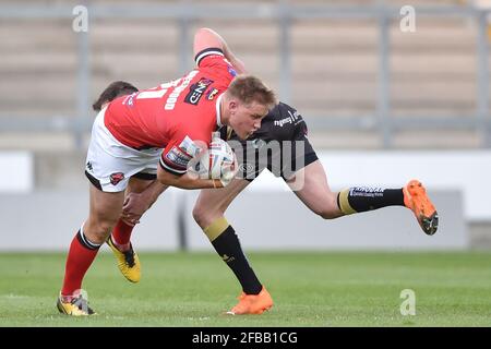 Eccles, Großbritannien. April 2021. James Greenwood (21) von Salford Red Devils wird am 4/23/2021 von Junior Sa'U (4) von Leigh Centurions in Eccles, Großbritannien, angegangen. (Foto von Richard Long/News Images/Sipa USA) Quelle: SIPA USA/Alamy Live News Stockfoto