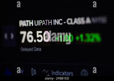 Bukarest, Rumänien - 23. April 2021: Geringe Schärfentiefe (selektiver Fokus) und Makrobild mit UiPath-Zitaten auf der NYSE auf einem digitalen Bildschirm. Stockfoto