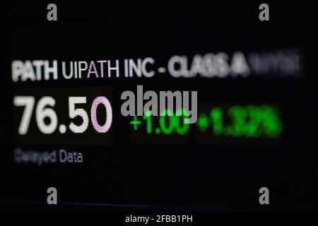 Bukarest, Rumänien - 23. April 2021: Geringe Schärfentiefe (selektiver Fokus) und Makrobild mit UiPath-Zitaten auf der NYSE auf einem digitalen Bildschirm. Stockfoto