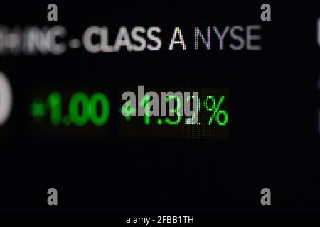 Bukarest, Rumänien - 23. April 2021: Geringe Schärfentiefe (selektiver Fokus) und Makrobild mit einem NYSE-Zitat auf einem digitalen Bildschirm. Stockfoto