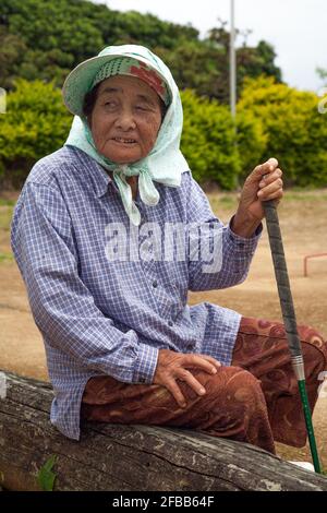 Ältere japanische Ryukyuan-Frau, die Gateball spielt, eine japanische Version von Krocket, Kurima Island, Okinawa, Japan Stockfoto