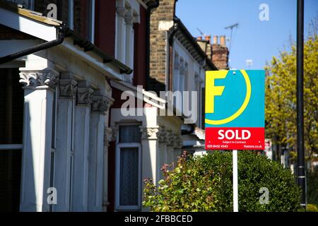 London, Großbritannien. April 2021. Ein Schild des Verkaufsrates eines Immobilienmaklers von Foxtons, das vor einem Grundstück in London errichtet wurde. Kredit: SOPA Images Limited/Alamy Live Nachrichten Stockfoto