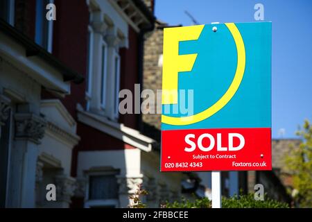 London, Großbritannien. April 2021. Ein Schild des Verkaufsrates eines Immobilienmaklers von Foxtons, das vor einem Grundstück in London errichtet wurde. Kredit: SOPA Images Limited/Alamy Live Nachrichten Stockfoto