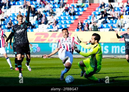 TILBURG, NIEDERLANDE - 23. APRIL: Vangelis Pavlidis von Willem II und Torwart Kostas Lamprou von RKC Waalwijk während des Eredivisie-Spiels zwischen Willem II und RKC Waalwijk am 23. April 2021 im Koning Willem II Stadion in Tilburg, Niederlande (Foto: Geert van Erven/Orange Picts) Stockfoto