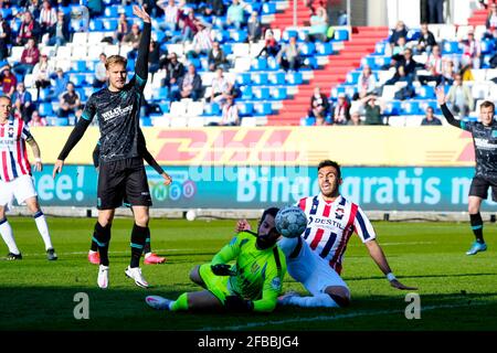 TILBURG, NIEDERLANDE - 23. APRIL: Vangelis Pavlidis von Willem II. Und Torwart Kostas Lamprou von RKC Waalwijk während des Eredivisie-Spiels zwischen will Stockfoto