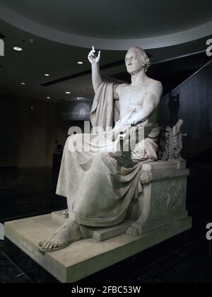 Eine Statue eines sitzenden George Washington sitzt im Smithsonian's National Museum of American History in Washington, DC. Stockfoto