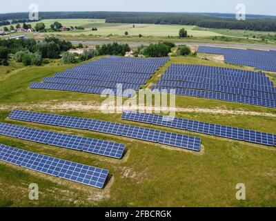 Blaue Sonnenkollektoren. Hintergrund von Photovoltaikmodulen für erneuerbare Energien. Luftaufnahme von Solarmodulen Photovoltaik-Systeme industrielle Landschaft Stockfoto