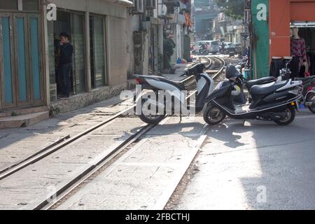 Hanoi, Vietnam - 06. Januar 2017: Eine verlassene Eisenbahn in Hanoi Stockfoto