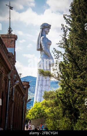 07-15-2019 Tiflis Georgien - Kartlis Deda Mutter von Kartli Or Georgien - vom Bildhauer Elguja Amashukeli - zwanzig Meter hohe Aluminiumfigur Einer Frau in G Stockfoto