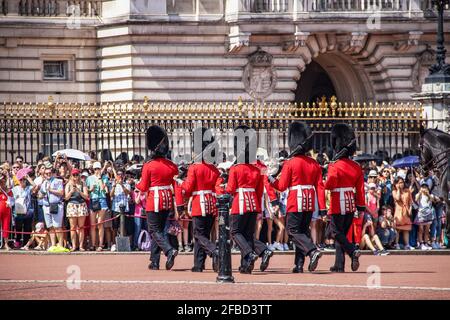 07-24 2019 London Wechsel der Garde mit marschierenden Bajonetten Durch die Tore Reihen sich Menschenmengen an, um zuzusehen Und machen Sie Fotos von ihnen Stockfoto