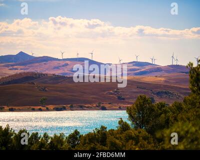 Bergige Landschaft mit mehreren Windturbinen auf den Bergen. Stockfoto