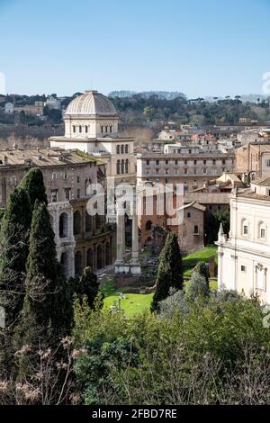 Italien, Rom, Theater des Marcellus mit großer Synagoge von Rom im Hintergrund Stockfoto