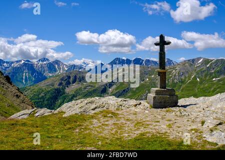 Italien, Aostatal, Gipfelkreuz am Großen Sankt Bernhard-Pass Stockfoto