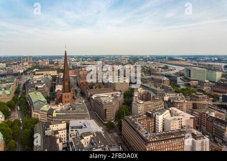 Stadtbild mit St. James' Church, Altstadt und St. Georg, Hamburg, Deutschland Stockfoto