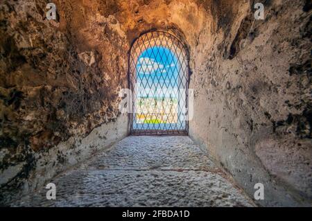 Blick nach Rovinj durch ein Balkenfenster, Istrien, Kroatien Stockfoto