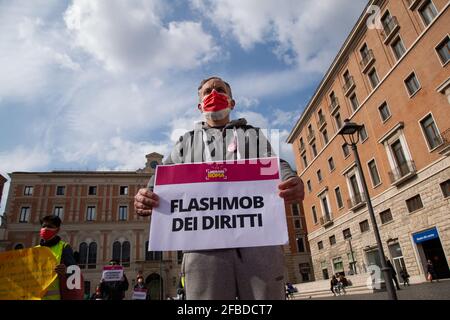 Rom, Italien. April 2021. Flashmob organisiert von den Vereinen 'Liberare Roma' und 'Neri italiani Black Italiener' auf der Piazza San Silvestro in Rom (Foto: Matteo Nardone/Pacific Press/Sipa USA) Quelle: SIPA USA/Alamy Live News Stockfoto