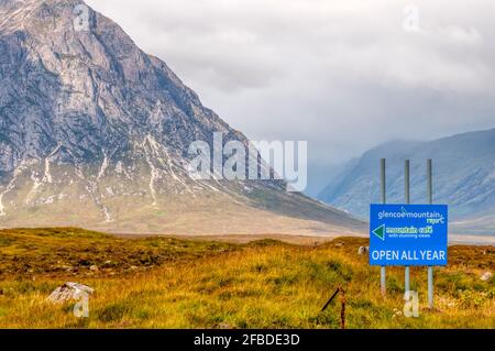 Schild für das Glencoe Mountain Resort and Mountain Cafe am Fuße des Stob Dearg in Glencoe, Highlands of Scotland. Stockfoto