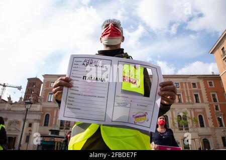 Rom, Italien. April 2021. Flashmob organisiert von den Vereinen 'Liberare Roma' und 'Neri italiani Black Italiener' auf der Piazza San Silvestro in Rom (Foto: Matteo Nardone/Pacific Press/Sipa USA) Quelle: SIPA USA/Alamy Live News Stockfoto