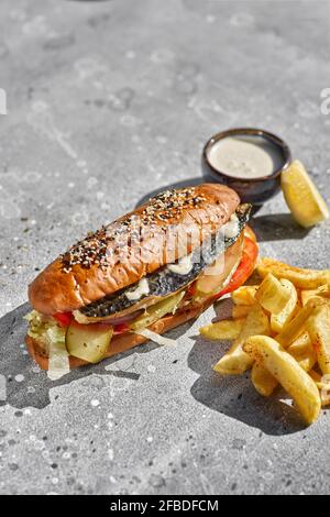 Gebratenes Fischsandwich mit Tartarsauce und pommes frites. Stockfoto