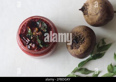 Hausgemachte, frische, würzige und süße Würze mit Rote Beete, Chilis, Kokosnusssalotten und Gewürzen. Lokal bekannt als Rote Bete Coconut Chutney. Aufgenommen Stockfoto