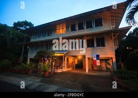 Haus in der Stadt Gamboa, Provinz Colon, Republik Panama, Mittelamerika. Stockfoto