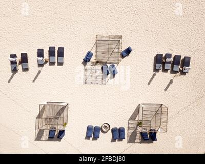 Luftaufnahme von Vordächern und leeren Liegestühlen auf Sand Strand Stockfoto