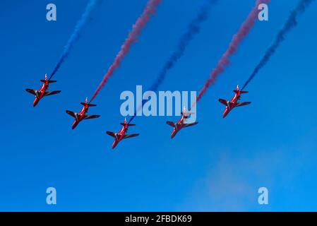 Helsinki, Finnland - 9. Juni 2017: Rote Pfeile (der Royal Air Force Aerobatic Team) fliegen Kunstflug an der Kaivopuisto Air Show in Helsinki, Finnland o Stockfoto