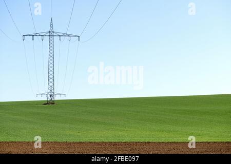 Grüner Strom, grüner Strom, Strommasten und Leitungen über Felder, Umwelt und Energie. Stromversorgung, Freileitungen. Übertragungsleitungen Stockfoto