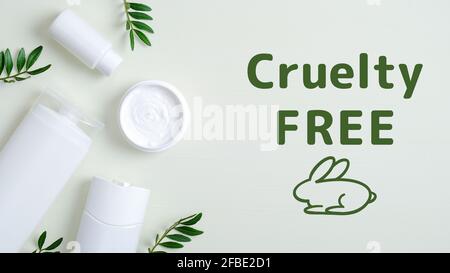 Tierversuchsfreie Naturkosmetikprodukte und grüne Blätter. Keine Tierversuche. WELLNESS-Beauty-Produkte für die Hautpflege. Stockfoto