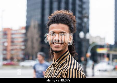Glücklicher junger Mann in der Stadt Stockfoto