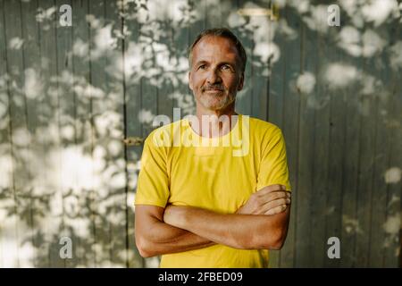 Reifer Mann, der vor dem Haus steht Stockfoto