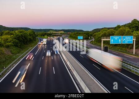 Blick auf eine Autobahn bei Sonnenuntergang, Leonberg, Deutschland Stockfoto