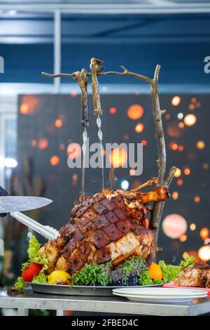 Köstliches Gericht auf dem Büfettisch. Kalte Vorspeisen vom Koch für die Feier Stockfoto