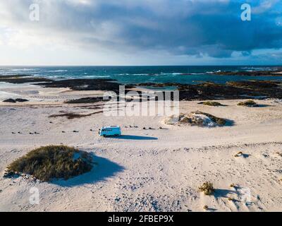 Luftaufnahme des Campingwagens auf einer Sandspur in Fuerteventura Stockfoto