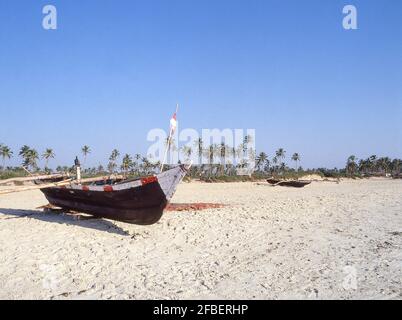 Outrigger Boote auf Colva Beach, South Goa, Goa State, Konkan Region, Republik Indien Stockfoto
