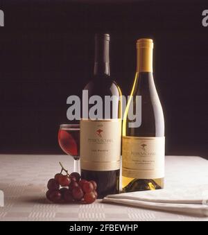 Flaschen mit rotem und weißem kalifornischem Wein, Greater London, England, Vereinigtes Königreich Stockfoto