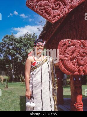 Maori-Frau mit Umhang, Whakarewarewa Thermal Reserve, Rotorua, Bay of Plenty, Neuseeland Stockfoto