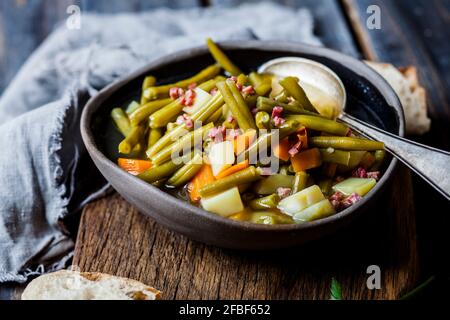 Bohneneintopf mit grünen Bohnen, Karotten, Kartoffeln Stockfoto