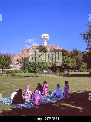 Familienpicknick im Park und „Räucherstäbchen-Brenner“-Denkmal, Riyam City, Muscat, Masqat Governorate, Sultanat Oman Stockfoto