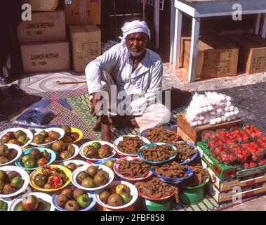Alter Mann mit Obststand, Muttrah Souk, Muscat, Masqat Governorate, Sultanat von Oman Stockfoto