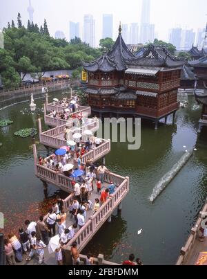 Die Nine Zigzag Brücke und das Teehaus, Yu (Yuyuan) Garten, Huangpu Qu, Shanghai, Volksrepublik China Stockfoto