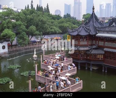 Die Nine Zigzag Brücke und das Teehaus, Yu (Yuyuan) Garten, Huangpu Qu, Shanghai, Volksrepublik China Stockfoto