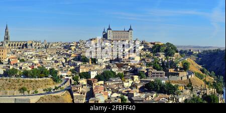 Blick auf die Kathedrale und den Alcázar von Toledo Spanien Stockfoto